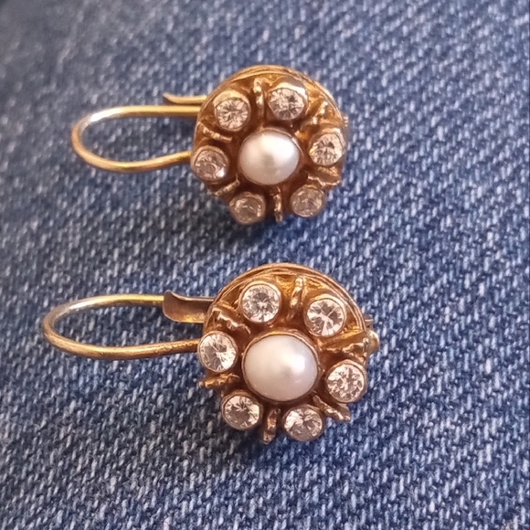 Elegant Gold and Pearl Earrings - Picture 1 of 6
